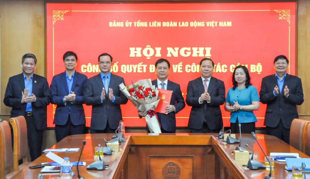 El Sr. Nguyen Phi Long y los lideres del Comite Permanente del Comite del Partido de la Confederacion General del Trabajo de Vietnam felicitan al Sr. Vu Anh Duc. Foto: Hai Nguyen