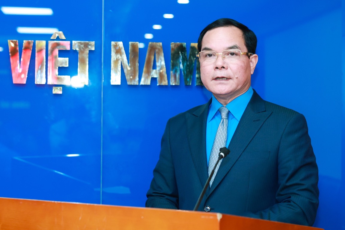 Bi thu Dang uy, Chu tich Tong Lien doan Lao dong Viet Nam Nguyen Dinh Khang phat bieu giao nhiem vu toi ong Vu Anh Duc. Anh: Hai Nguyen 