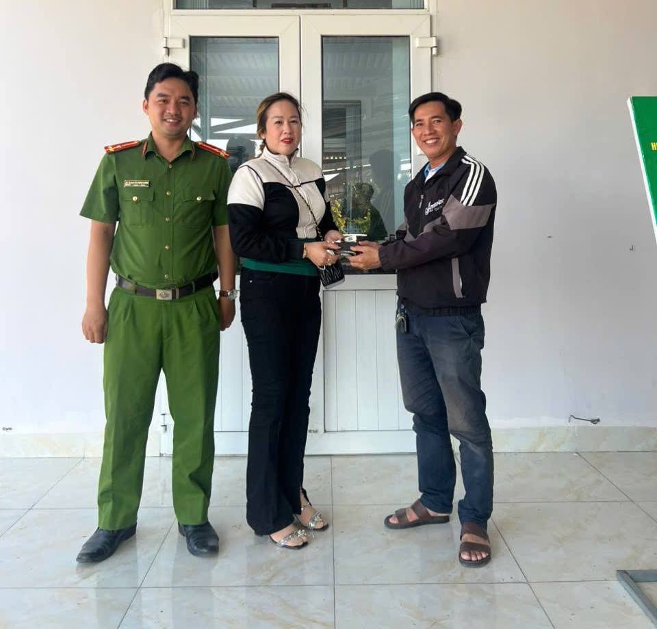 After picking up the wallet, a resident in Khanh Hoa brought it to the commune police to return it to the person who dropped it. Photo: Phuoc Dinh Commune Police