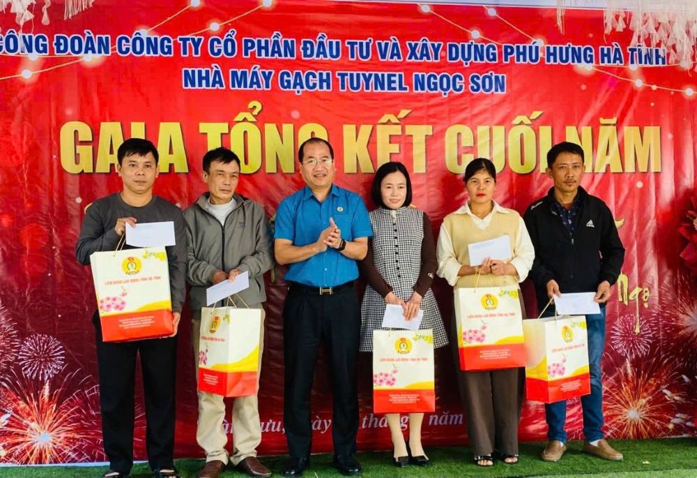 Mr. Nguyen The Hoan - Chairman of Ha Tinh Provincial Labor Federation presents gifts to 5 union members in difficult circumstances in the Tet Sum vay program. Photo: Ha Tinh Trade Union