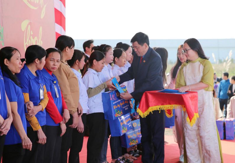 Chairman of Nghe An Provincial Labor Federation Kha Van Tam presents gifts to workers at the Tet Reunion - Spring of Gratitude to the Party program in 2025. Photo: Ngoc Anh
