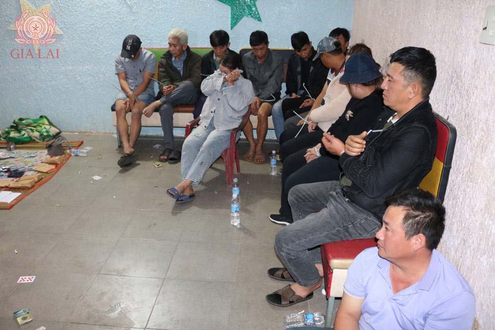 Các đối tượng tham gia đánh bạc. Ảnh: Công an