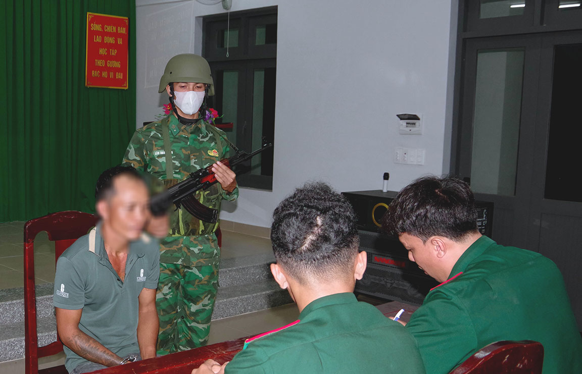 Vinh Chau Border Guard Station task force takes statements from suspect Diep Ket. Photo: Van Long