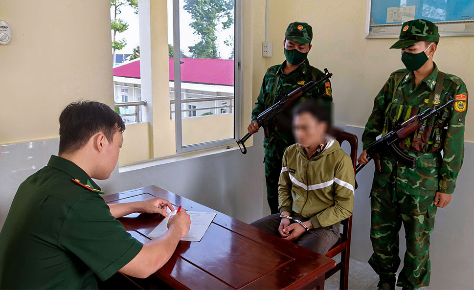 To cong tac don Bien phong Vinh Hai lay loi khai doi tuong Lam Coi. Anh: Van Long