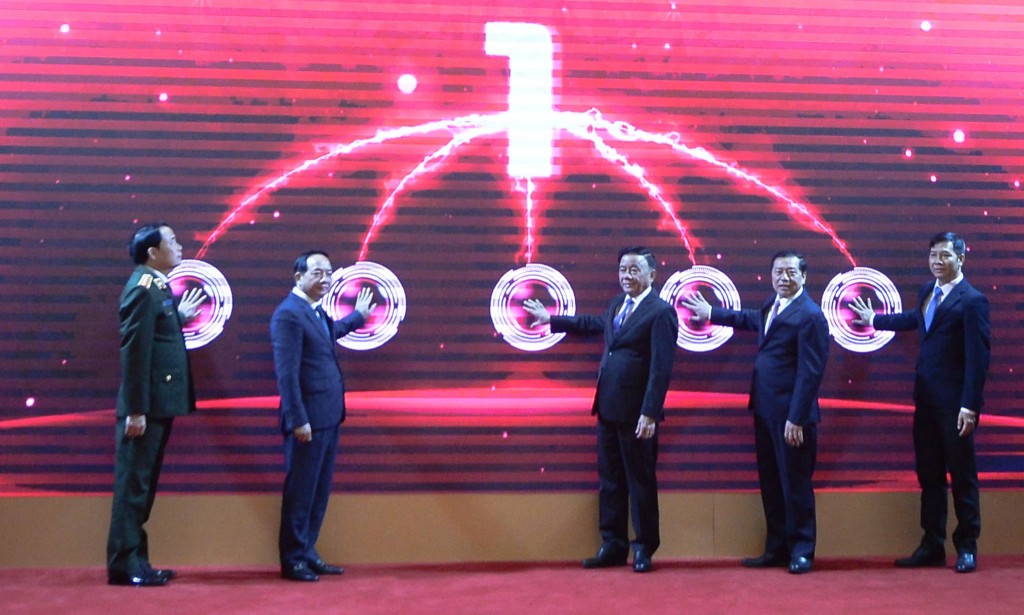 携帯電話での宣伝教育および民衆動員アプリケーションの発表会。写真:ファム・ドン