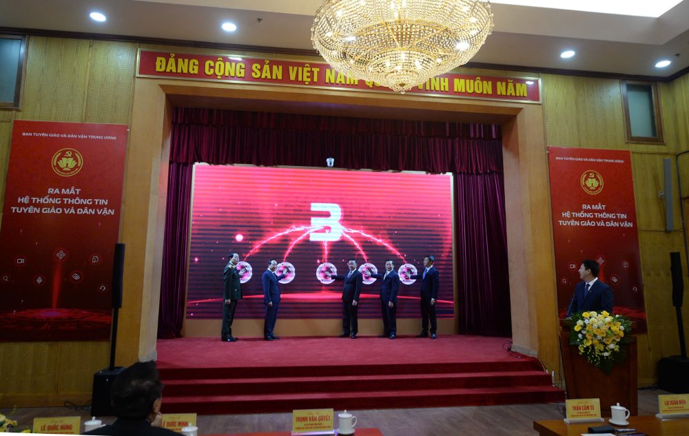 Launching ceremony of the Propaganda and Mass Mobilization application on mobile phones. Photo: Pham Dong
