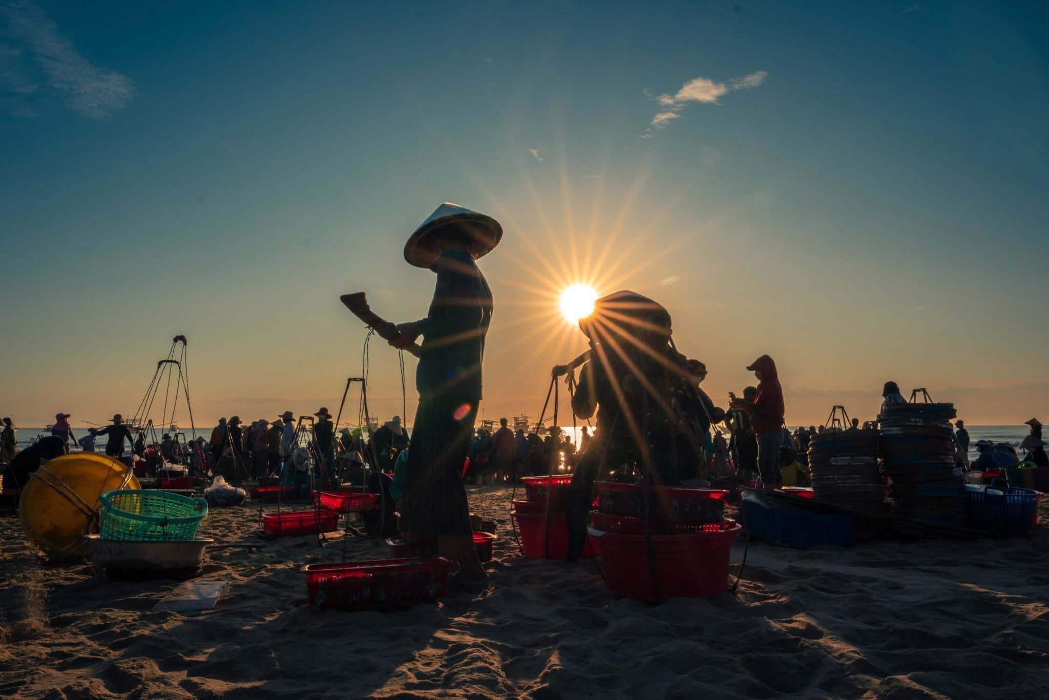 Hãy đến làng chài Tam Tiến trước lúc rạng đông để cảm nhận trọn vẹn sức sống của một làng chài ven biển và thưởng thức hải sản tươi rói.