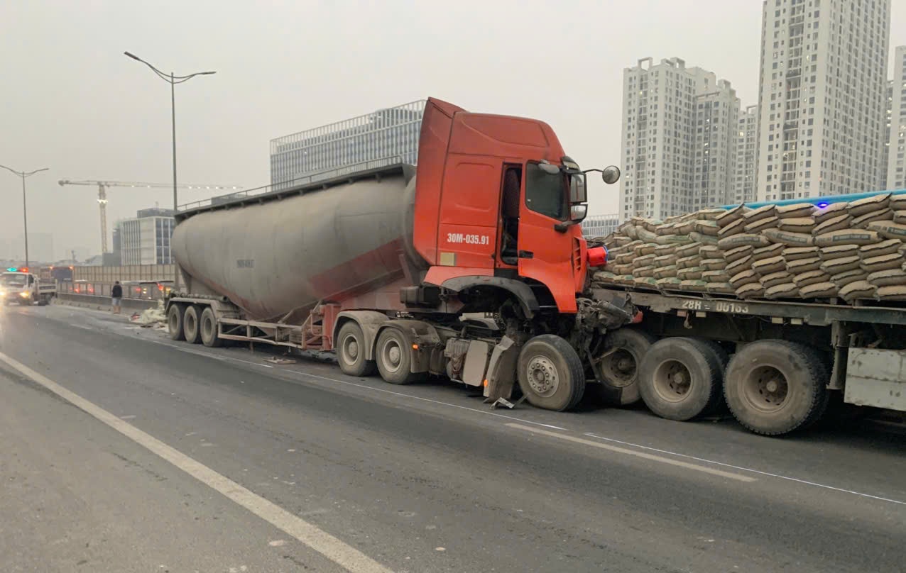 Hien truong vu va cham tren duong vanh dai 3 tren cao. Anh: Cong an cung cap