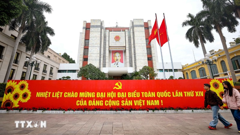 Panorama of welcoming the 14th National Party Congress in front of the Hanoi City People's Committee headquarters. Photo: Thanh Tung/VNA