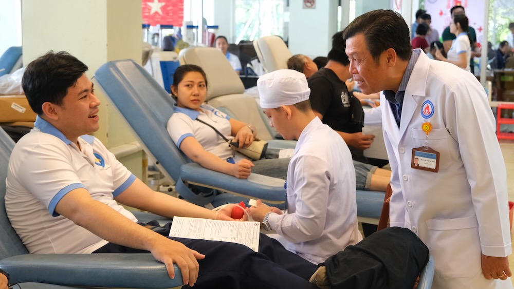 BS CKII Huynh Minh Phu - Giam doc Benh vien Huyet hoc - Truyen mau TP Can Tho - tham hoi dong nghiep lam trong nganh Y te khi tham gia hien mau tinh nguyen.