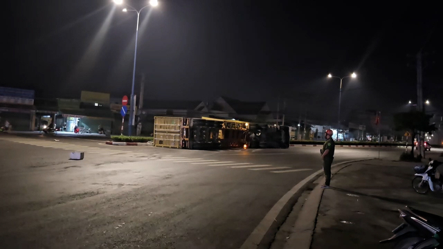 Scene of a truck overturning a container truck while entering a roundabout in Ho Chi Minh City