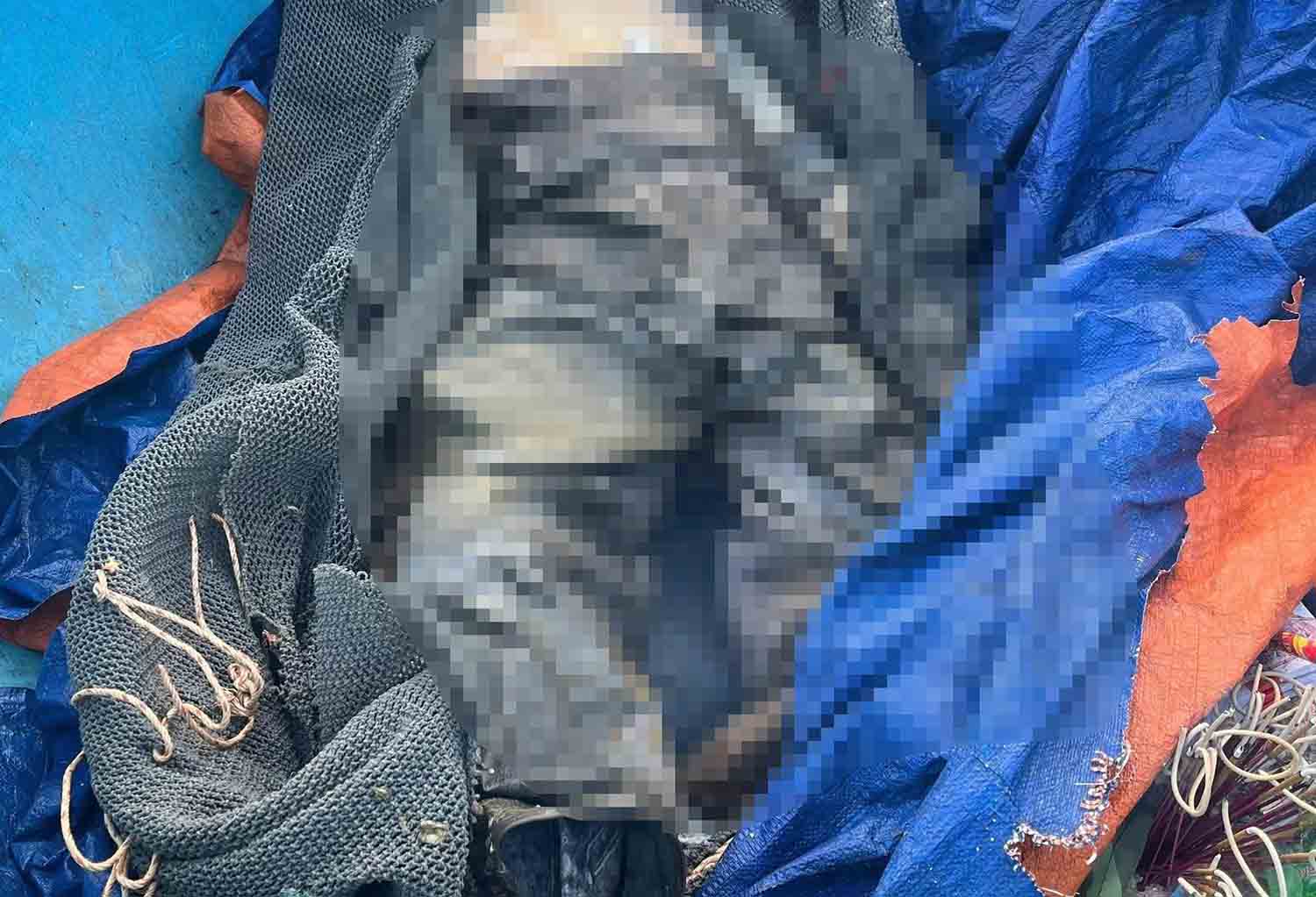 Body of a man found drifting at sea in Ha Tinh. Photo: Hoang Anh.