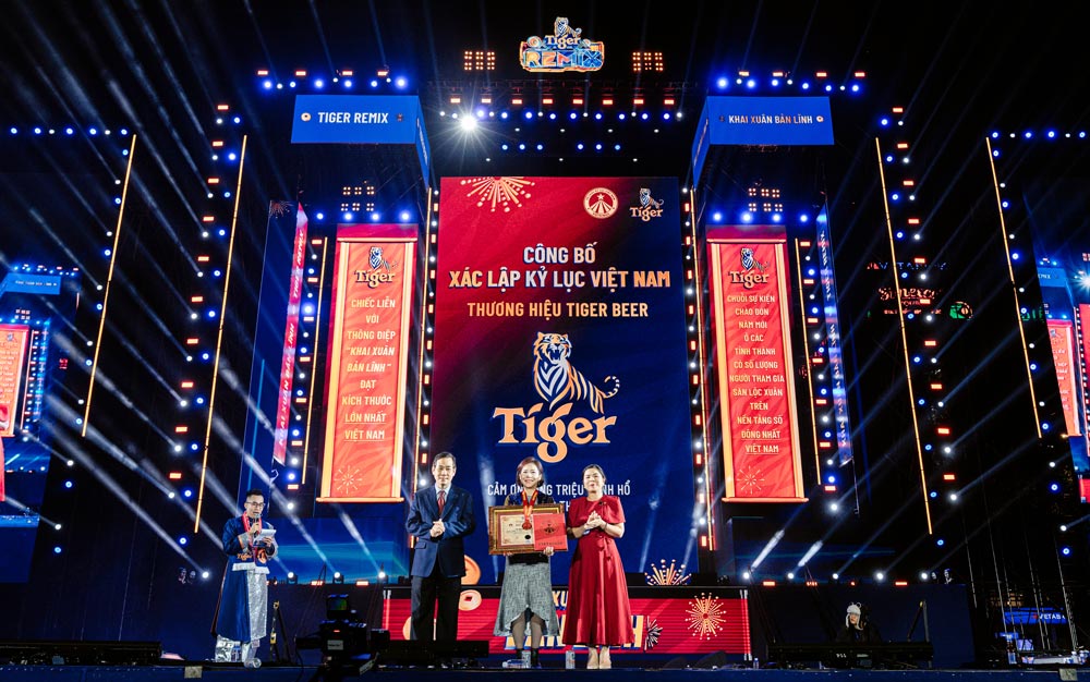 Tiger Beer sets the record for "Series of events with the largest number of participants hunting for fortune in Vietnam" with more than 36,000 people hunting for fortune with bravery. Photo: Provided by DN