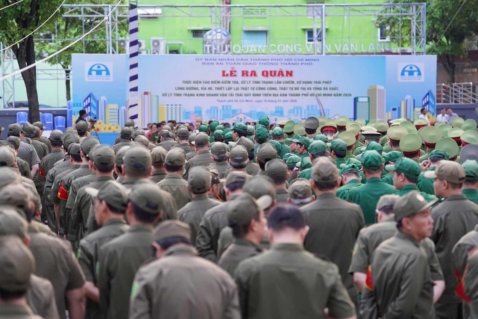 Ra quan cao diem lap lai trat tu do thi, bao dam loi di cho nguoi di bo tren dia ban TPHCM. Minh Tam