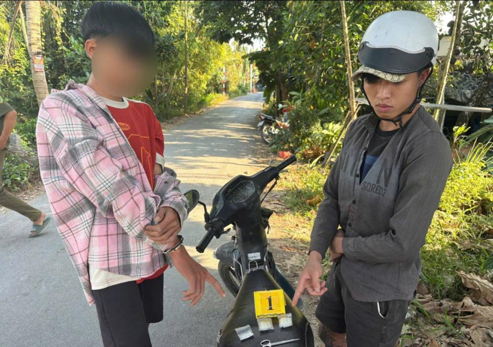 2 đối tượng cùng tang vật ma túy. Ảnh: Công an cung cấp