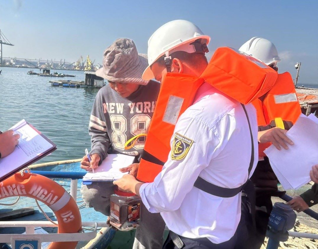 Co quan chuc nang yeu cau nguoi dan ky cam ket khong nuoi trong thuy san trong khu vuc ra vao cang Dung Quat. Anh: Don Bien phong Binh Thanh