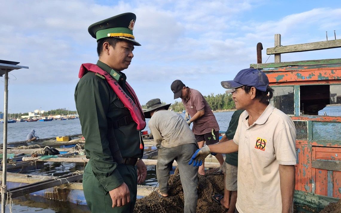Officers of Dung Quat Port Border Guard Station mobilize people to move aquaculture cages out of the area entering and leaving Dung Quat port. Photo: Vien Nguyen