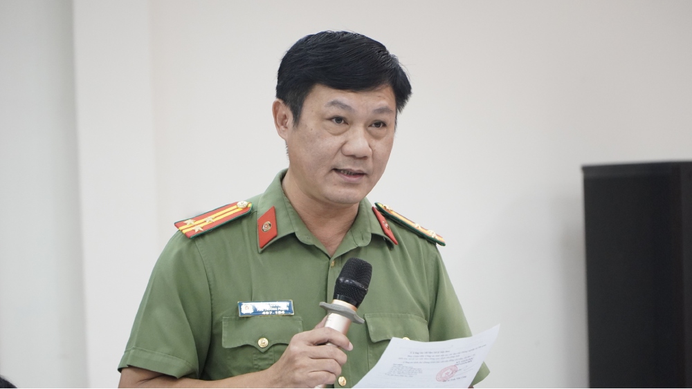 Đại diện Công an tỉnh An Giang thông tin liên quan vụ việc 4 đối tượng trốn trại tạm giam. Ảnh: Nguyên Anh