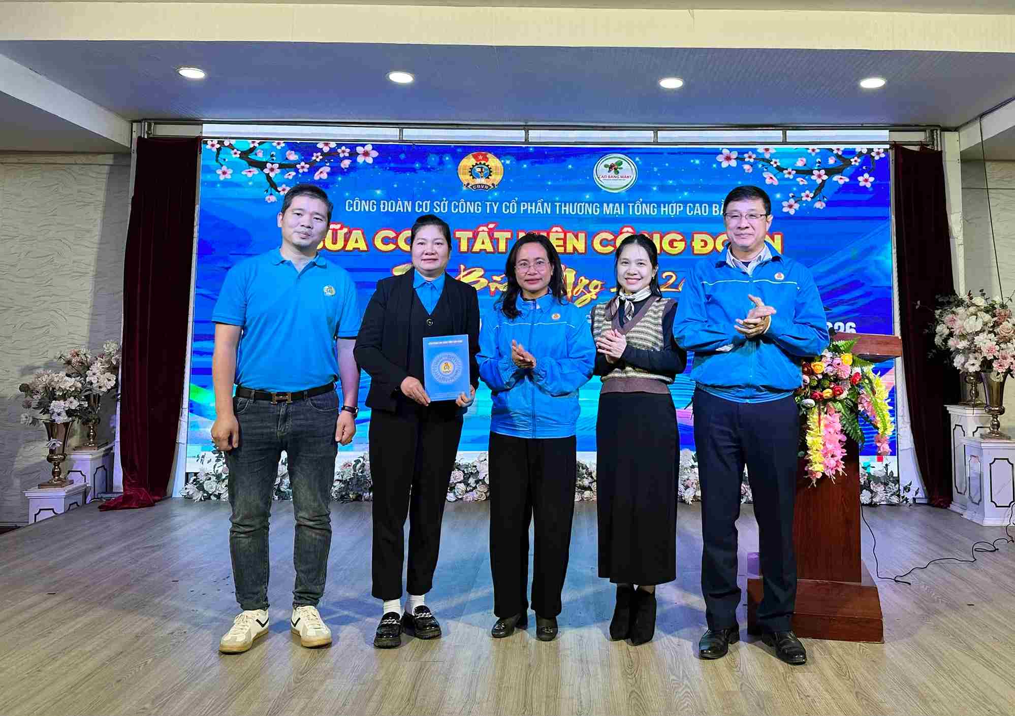 Leaders of Cao Bang Provincial Labor Federation present gifts to grassroots trade unions. Photo: Dam Tu