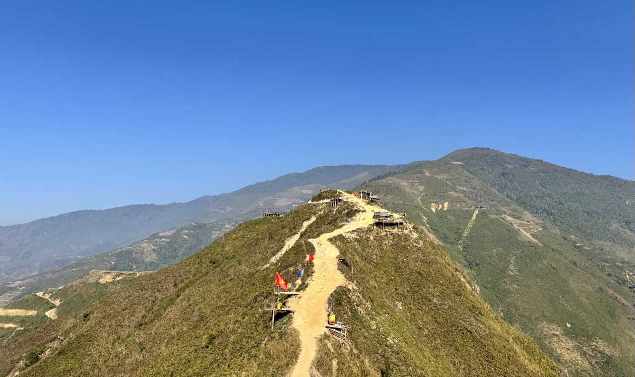 Song lung khung long o Ta Xua. Anh: Linh Boo