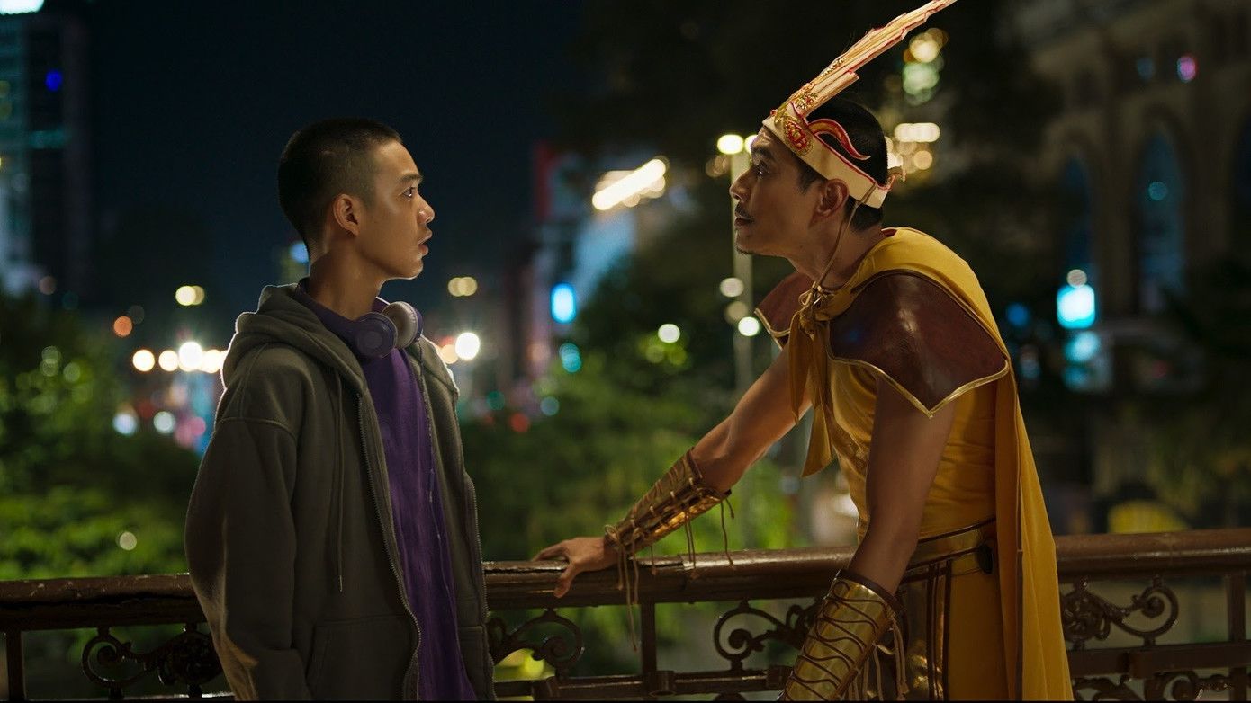 Kieu Minh Tuan's "Con ke ba nghe" has temporarily ranked first in revenue. Photo: CGV