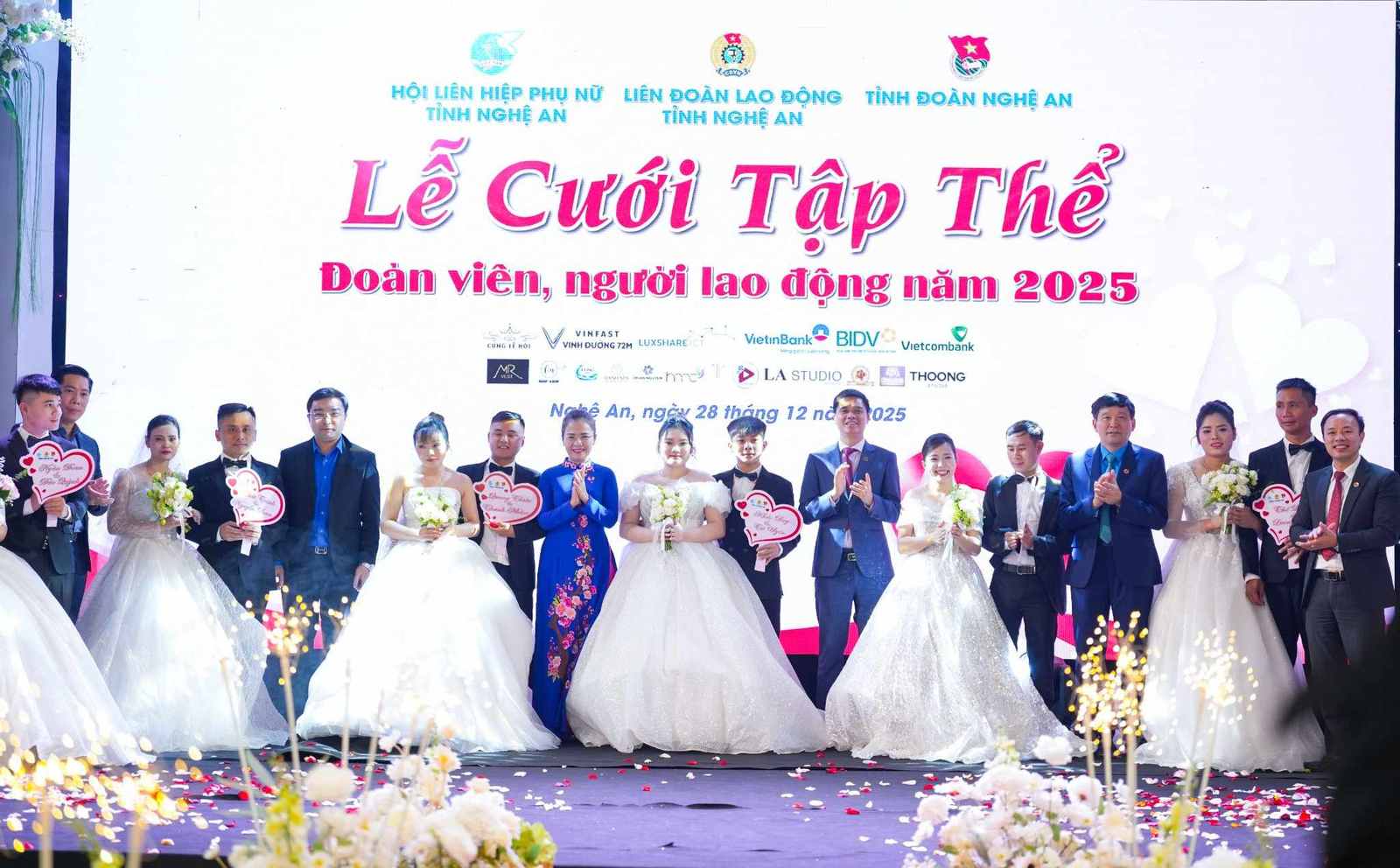 11 pairs of Nghe An workers are happy at the collective wedding organized by the Trade Union. Photo: Ngoc Anh