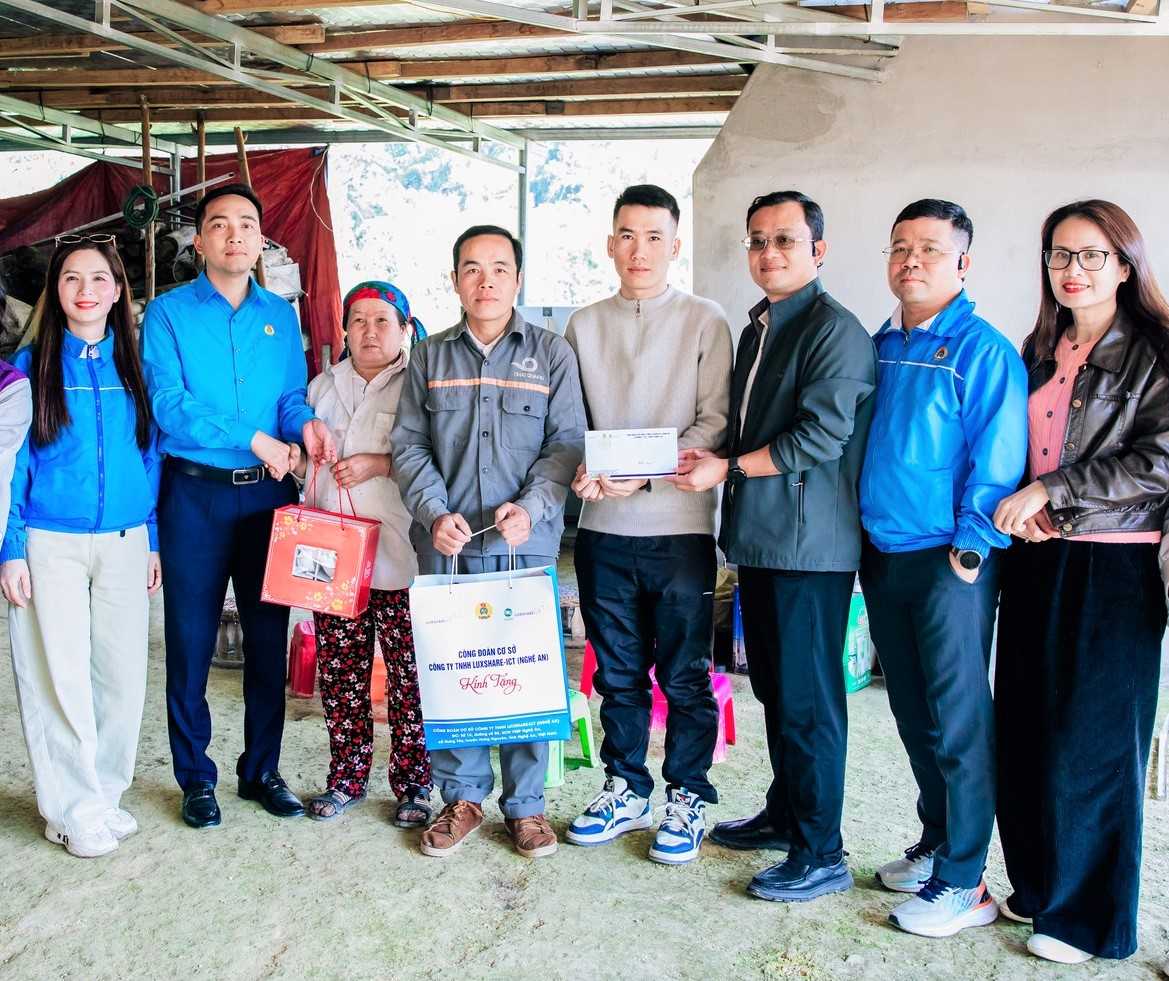 Cong doan Cong ty TNHH Luxshare-ICT Nghe An tang qua cho cong nhan lao dong tai xa Muong Long. Anh: Ngoc Anh