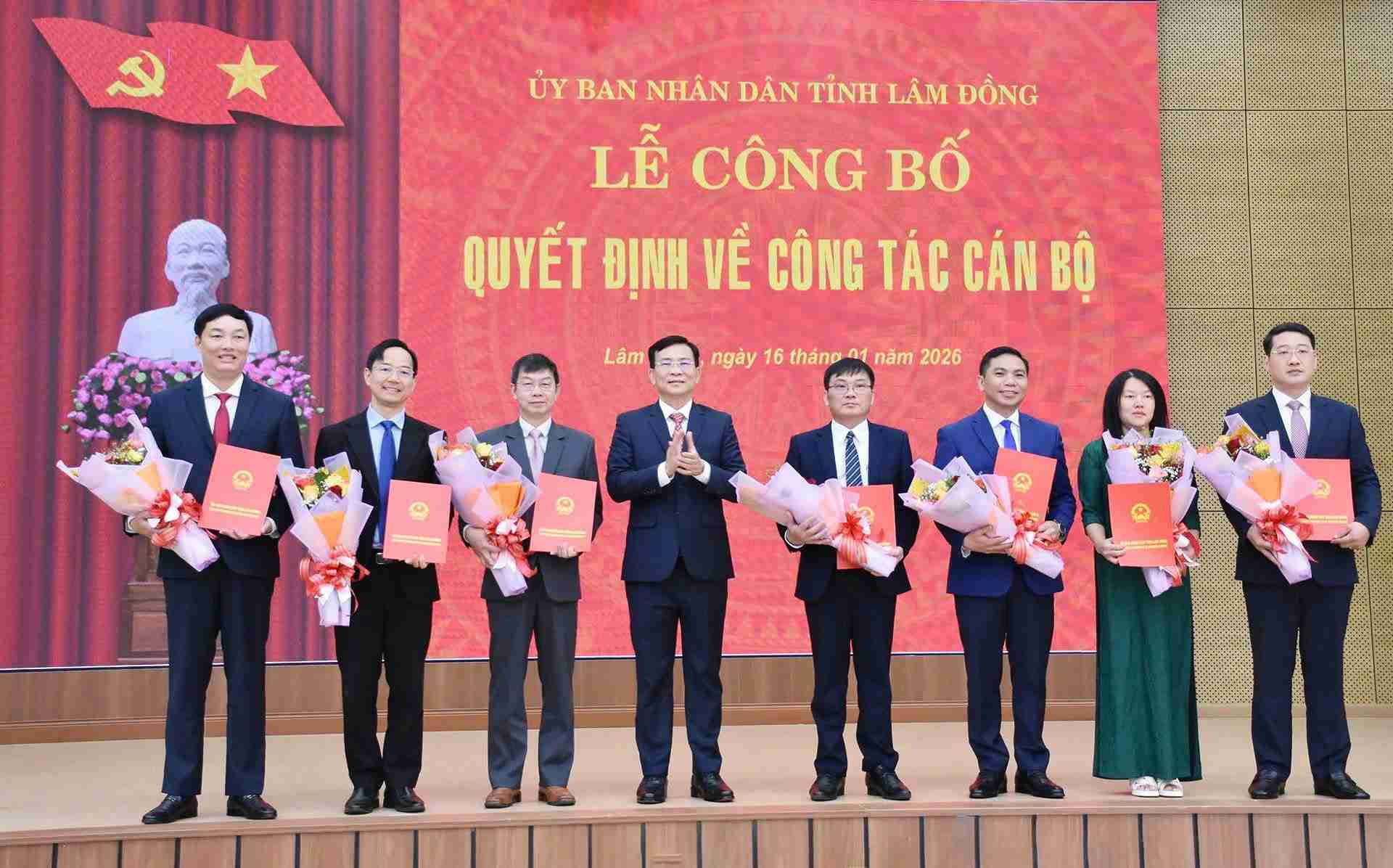 ラムドン省人民委員会のホー・ヴァン・ムオイ委員長が幹部人事異動・任命決定書を授与。写真:フック・カイン