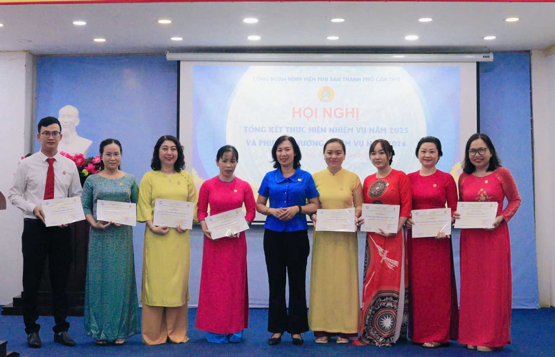 Ba Tran Ngoc My - Pho Chu tich LDLD TP Can Tho - trao khen thuong cho cac to Cong doan dat thanh tich xuat sac trong nam 2025. Anh: CDCS Benh vien Phu san TP Can Tho