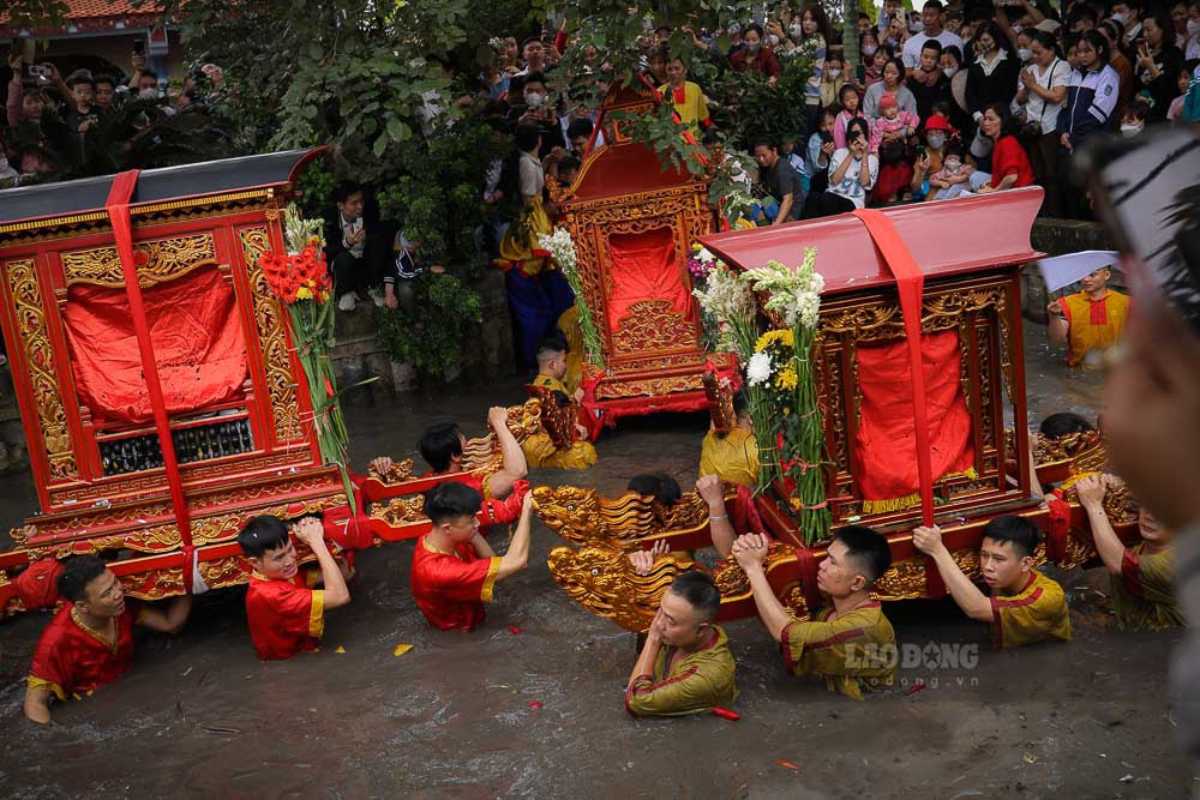 Diem nhan cua le hoi la man ruoc kieu. Kieu Song Loan, Long Dinh va kieu Le se lan luot duoc ruoc qua song, ao mieu...