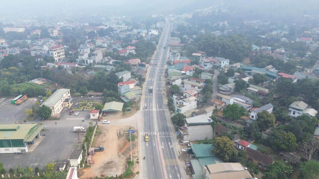 The nearly 500 billion VND 6-lane road at the Northwest gateway has been completed. Photo: Minh Chuyen