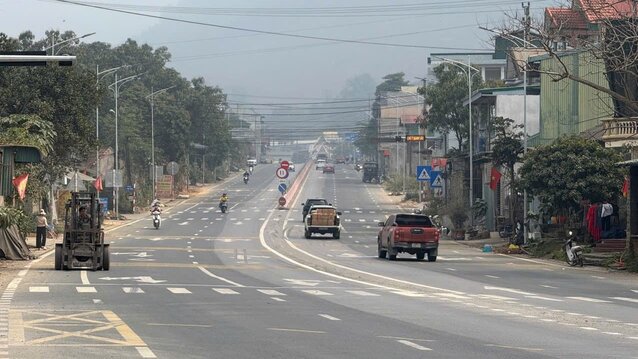 Xe co qua lai tap nap tren tuyen duong. Anh: Minh Nguyen