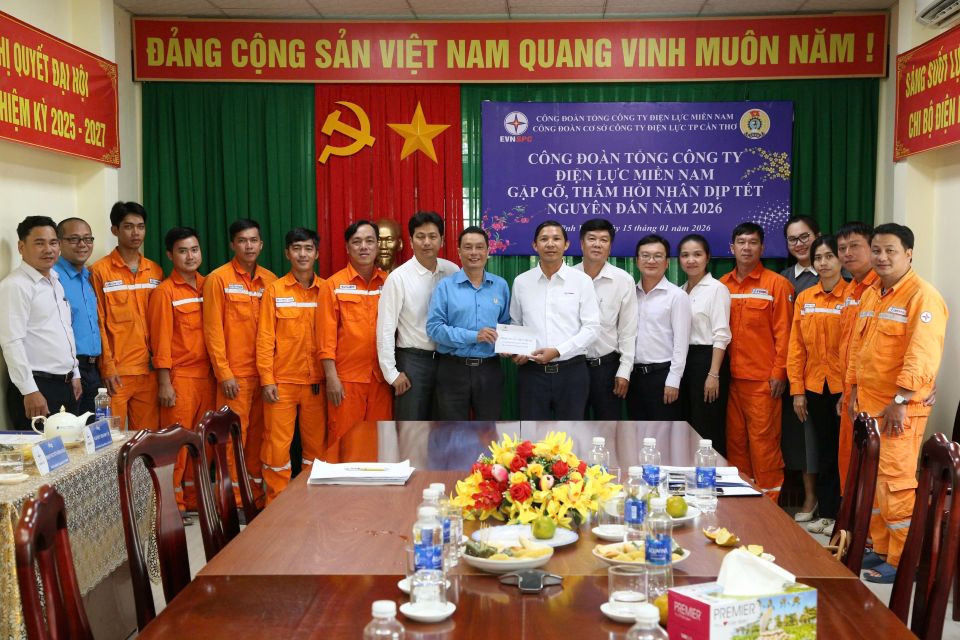 EVNSPC労働組合は、PCカントー直属のヴィンヴィエン労働管理チームの労働者に励ましと激励の贈り物を贈りました。写真:アン・ズイ