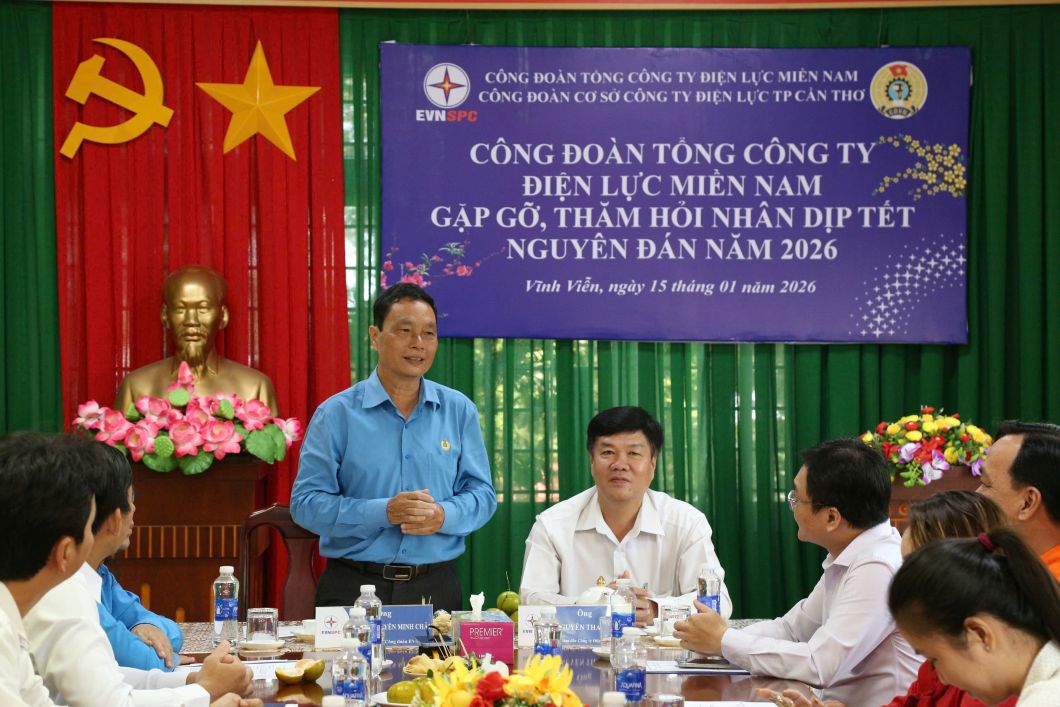 Ong Pham Nguyen Minh Chau – Pho Chu tich Cong doan EVNSPC ghi nhan va chia se nhung kho khan voi nguoi lao dong. Anh: An Duy