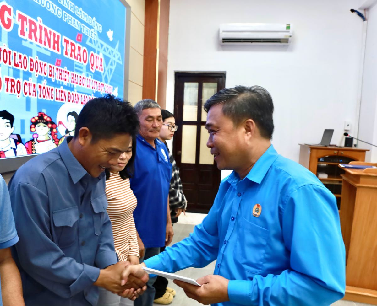 Ong Tang Minh Vien - Chu tich Cong doan phuong Phan Thiet trao qua cho doan vien. Anh: Duy Tuan 