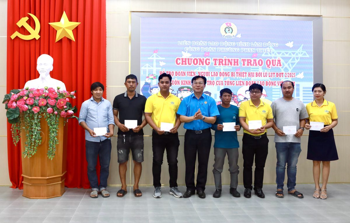 Ong Doan Van Su - Pho Chu tich Lien doan Lao dong tinh, Truong Ban Cong tac Cong doan tinh Lam Dong trao tan tay doan vien nhung suat ho tro. Anh: Duy Tuan 