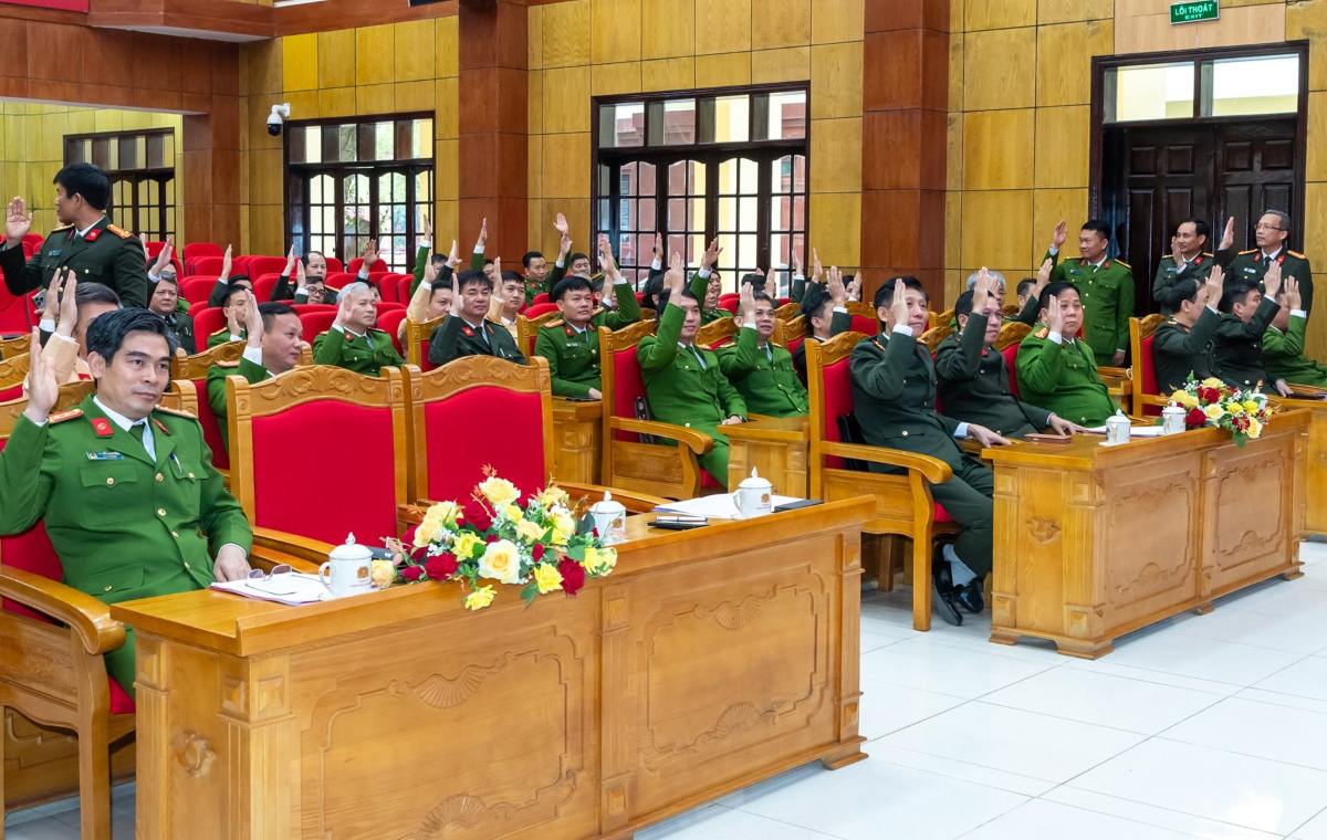 Delegates of voters unanimously voted to introduce people to participate in the election of National Assembly deputies and People's Council deputies of the city. Photo: Hai Phong City Police