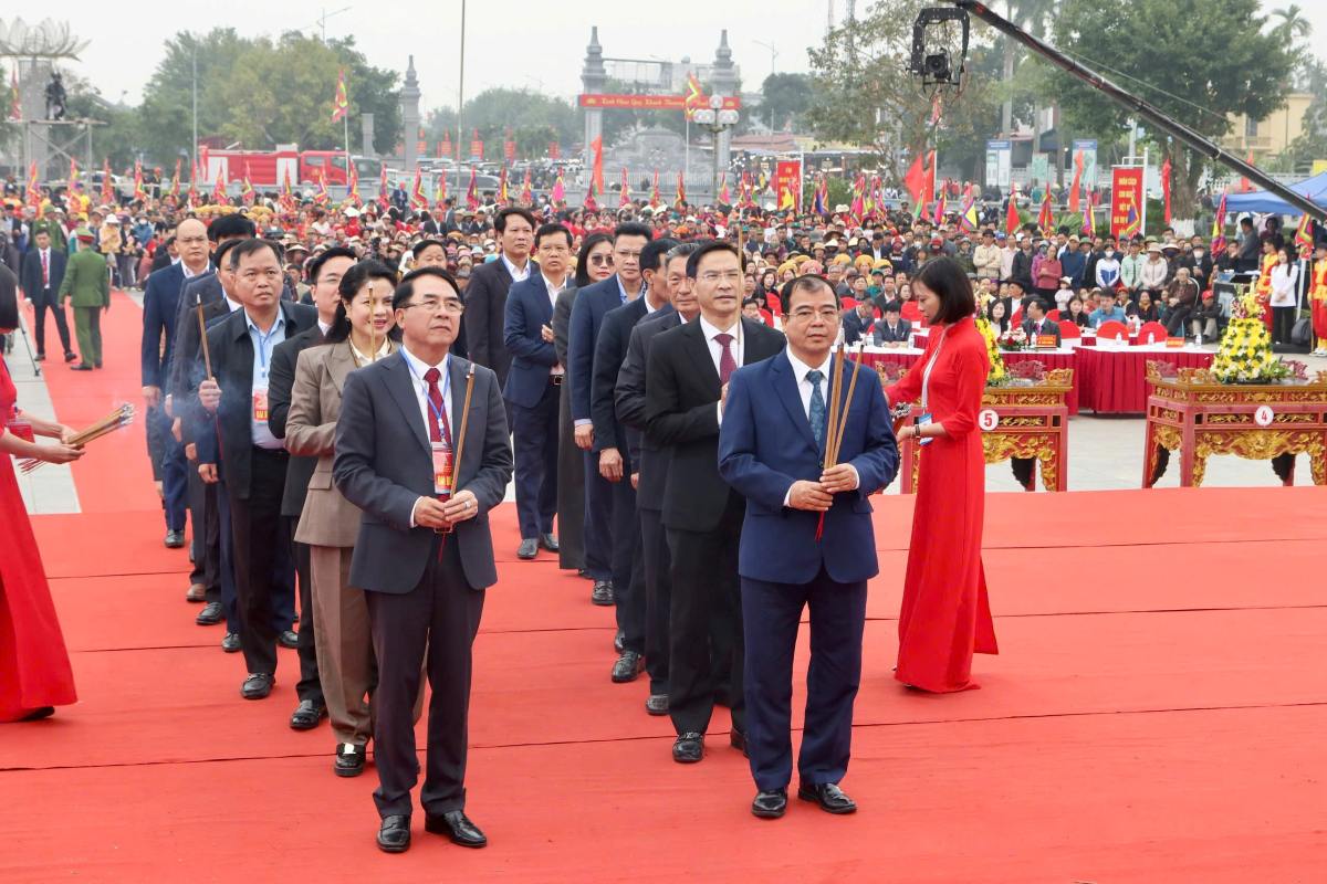 Dai bieu lanh dao thanh pho va dia phuong thuc hien nghi thuc dang huong. Ảnh: Cong TTDT Hai Phong