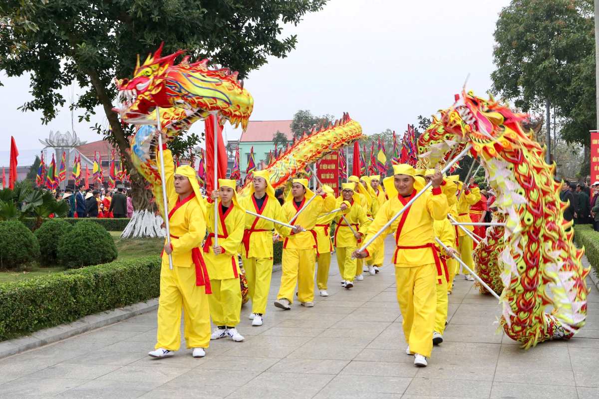 Cac doan ruoc mo dau cho buoi le. Ảnh: Cong TTDT Hai Phong