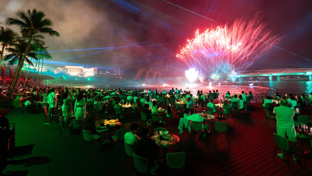 Tourists enjoy fireworks displays in Phu Quoc. Photo: Binh Minh