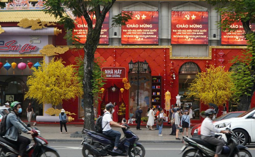 Toa nha Diamond Plaza cung len den chao mung Dai hoi XIV cua Dang. Anh: Nguyen Chan  