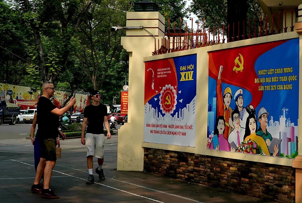 Du khach nuoc ngoai tham quan, ghi lai hinh anh pho phuong TP.HCM ruc ro co hoa chao mung Dai hoi XIV cua Dang. Anh: Nguyen Chan