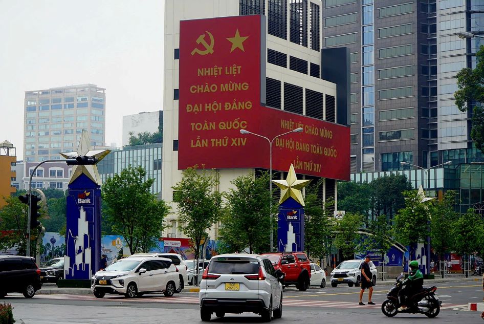 Duong pho TP.HCM khoac len dien mao moi voi sac do noi bat cua co Dang, co To quoc.