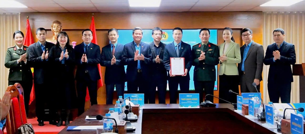 Dai dien cac don vi thuoc Khoi Thi dua cac Cong doan nganh Trung uong ky ket giao uoc thi dua nam 2026. Anh: Quynh Chi