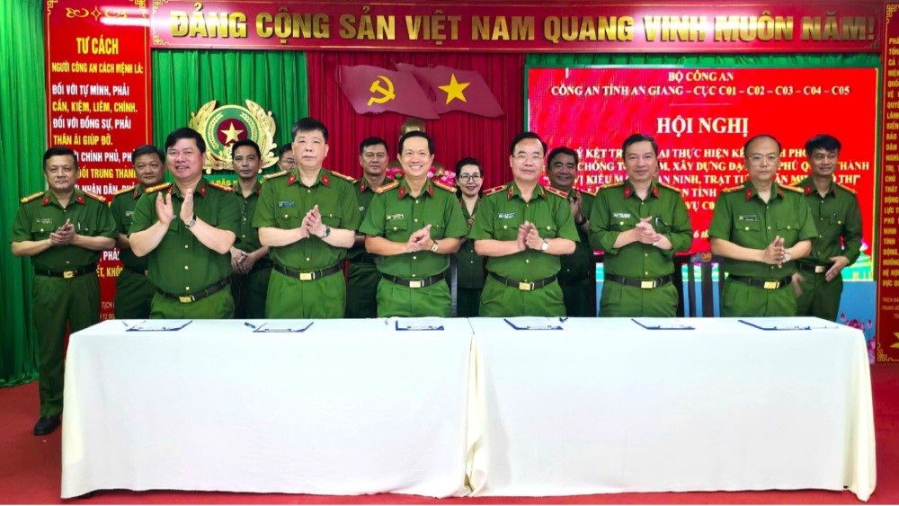 Viec ky ket the hien quyet tam chinh tri cao cua Cong an tinh trong viec bao dam an ninh, trat tu tai dac khu Phu Quoc. Anh: Van Vu