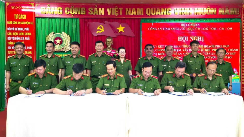 안장성 공안 지도부 대표와 공안부 전문국 지도부 대표가 범죄 예방 및 통제 협력 계획에 서명했습니다. 사진: 반 부