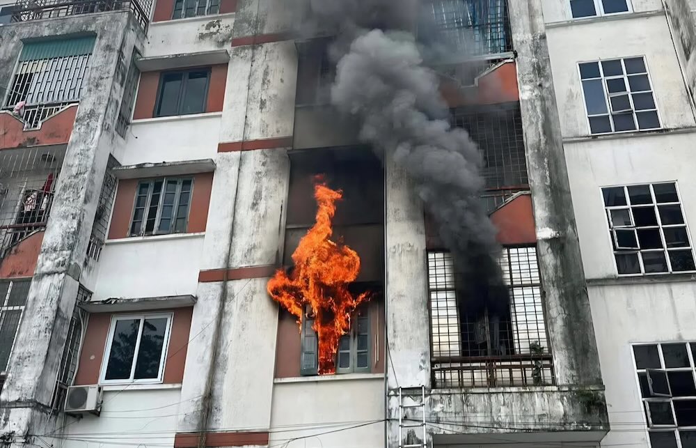 The fire broke out on the 2nd floor of the building and then caught fire. Photo: Hoang Pham