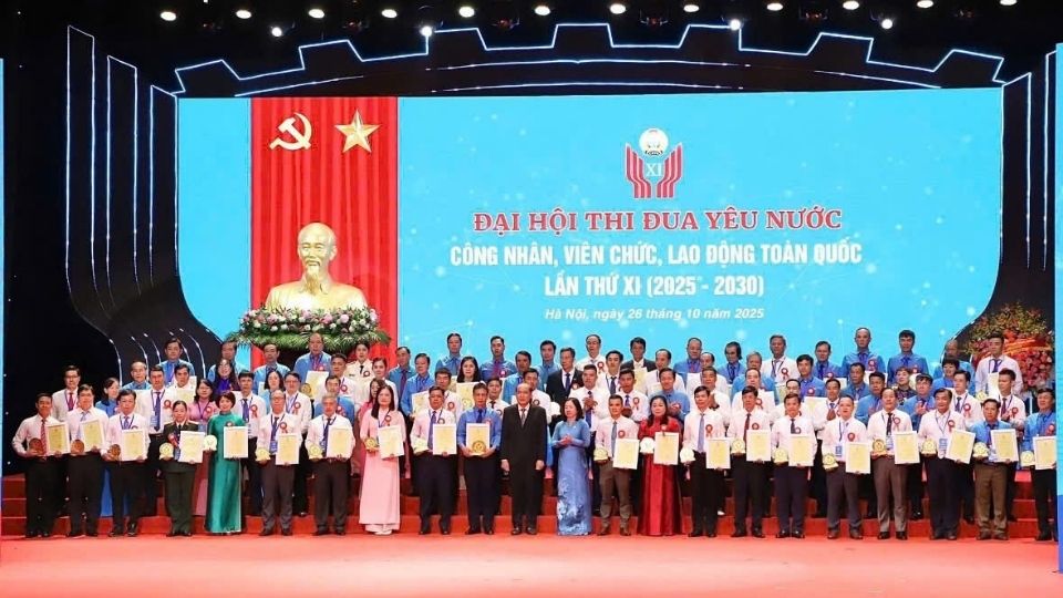 Mr. Dinh Van Hieu was honored to be commended at the Patriotic Emulation Congress for the period 2025 - 2030 (9th item counted from the left). Photo: Character provided