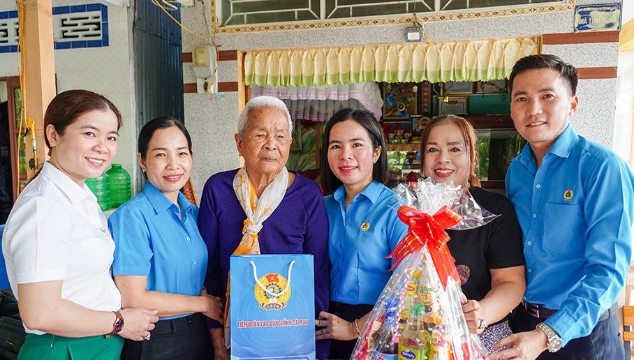 カマウ省労働組合の代表団がベトナム英雄母レ・ティ・トゥイに贈り物を贈呈。写真:ティエウ・ヴー.