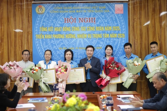 Mr. Nguyen Thanh Trung - Vice Chairman of the Vietnam Bank Trade Union (fourth from the left) presents Certificates of Merit from the Vietnam Bank Trade Union to collectives and individuals. Photo: Grassroots Trade Union